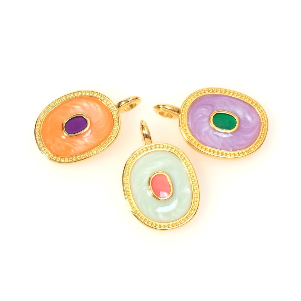 Pendentif ovale émaillé Corail nacré et violet foncé en Zamak doré 24K